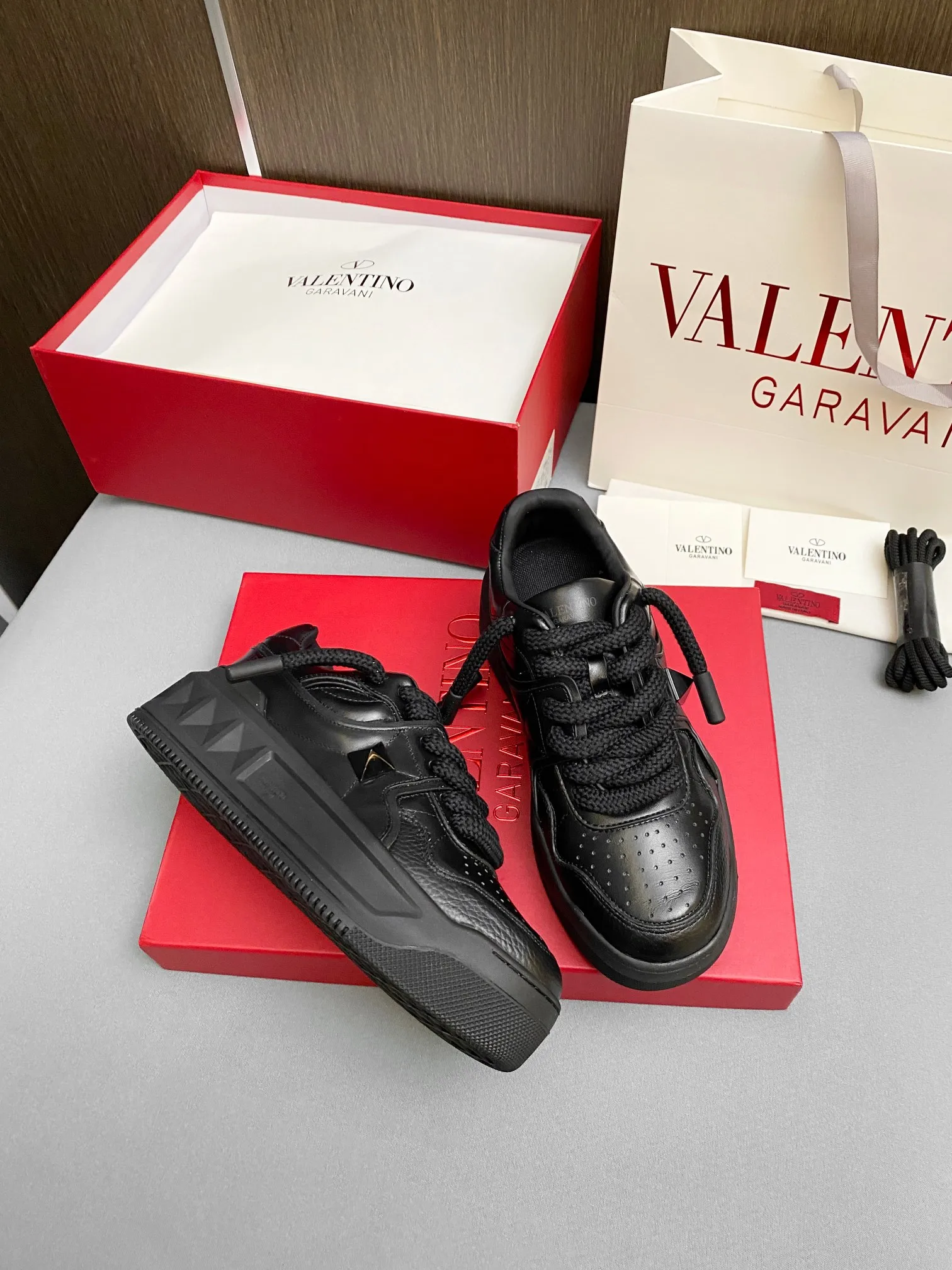 👟👟Ex-factory price 640👟👟 Women's shoes, women's clothing, women's shoes factory 🔺Valentino🔺Valentino New casual shoes 2023 latest model hot style for catwalk couples Thick shoelaces, the same style as Elsa Hosk, Zhang Yixing, Guan Xiaotong and many other stars 🔥 Top version + lasting process, uppers are fully oiled. Fabric: Customized cowhide + cowhide lining with breathable mesh. Outsole: Original molded T👟👟Ex-factory price U thickened outsole. Size for women is 35-40. Men’s is 39-45.